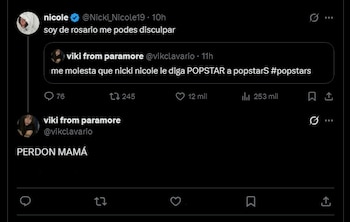 Captura de pantalla en modo oscuro de la red social X con mensajes de texto entre las cuentas de Nicki Nicole y viki from paramore