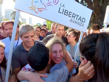 Karina Milei junto a "Toto"