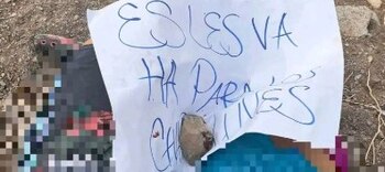 Narcomensaje junto a cuerpos en