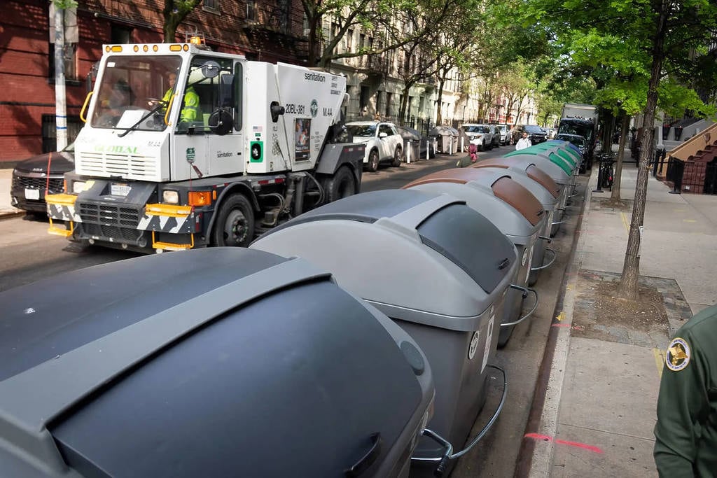 La instalación de Empire Bins en Nueva York busca despejar aceras, mejorar el tránsito y reducir fuentes de insalubridad en zonas densamente pobladas (Secret NYC)