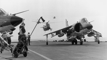 En primer plano un jet