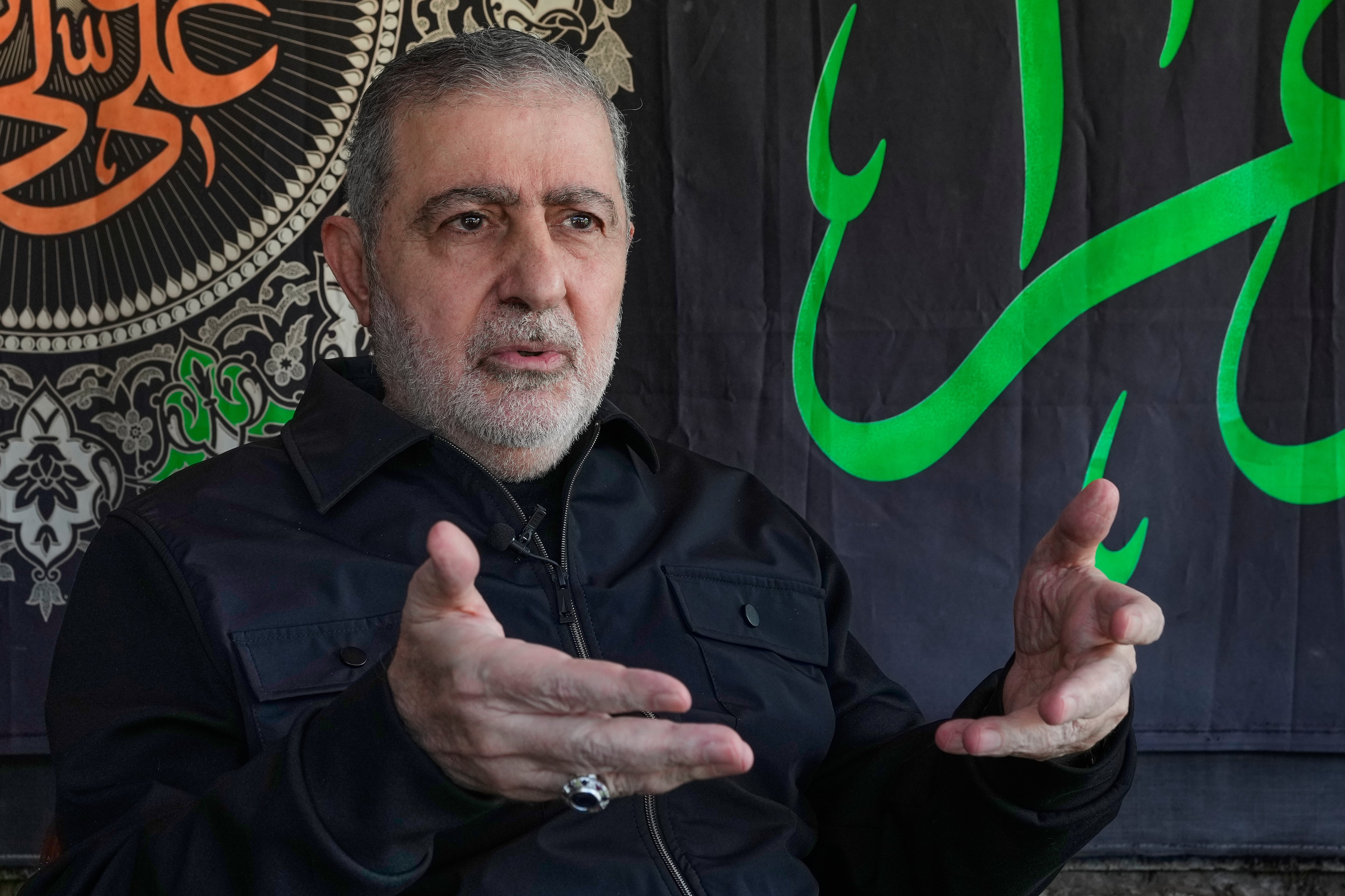 Wafiq Safa, miembro senior del consejo político de Hezbollah, durante una entrevista con The Associated Press en Beirut, el lunes 13 de abril de 2026 (Foto AP/Hussein Malla)