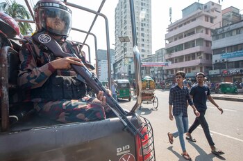 Agentes de Policía patrullan las