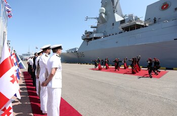 Llegada del HMS Defenser británico
