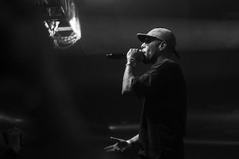 Rxnde Akozta, nombre artístico de Edgar Randy Acosta Cruz, inició su contacto con la música urbana a los 12 años en Marianao, La Habana