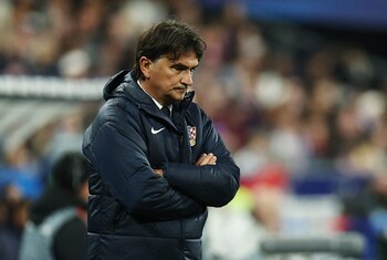 Zlatko Dalic dirigiendo en la Nations League un encuentro entre Francia y Croacia - crédito Sarah Meyssonnier / REUTERS