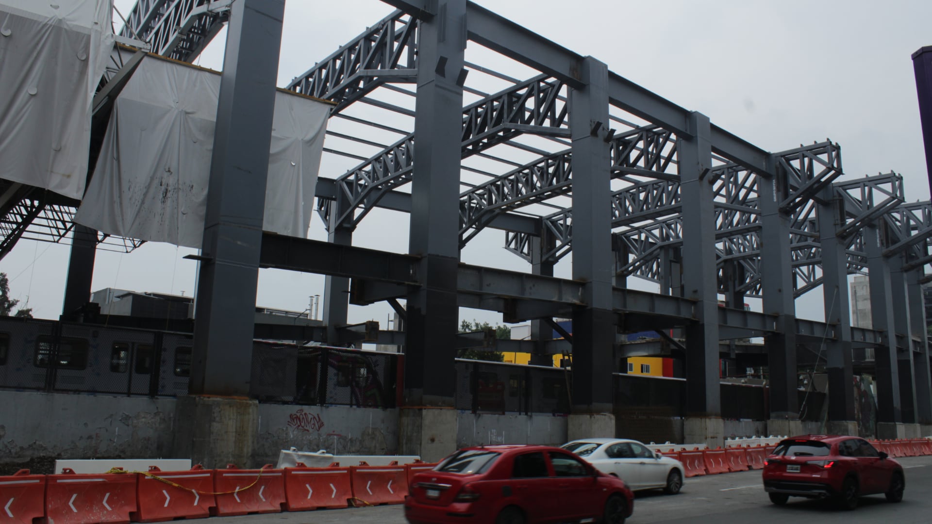 La parte de la Calzada Flotante de Tlalpan que corresponde a Metro Chabacano aún se encuentra en construcción. (Foto: Jaqueline Viedma/Infobae México)