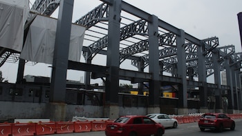 La parte de la Calzada Flotante de Tlalpan que corresponde a Metro Chabacano aún se encuentra en construcción. (Foto: Jaqueline Viedma/Infobae México)