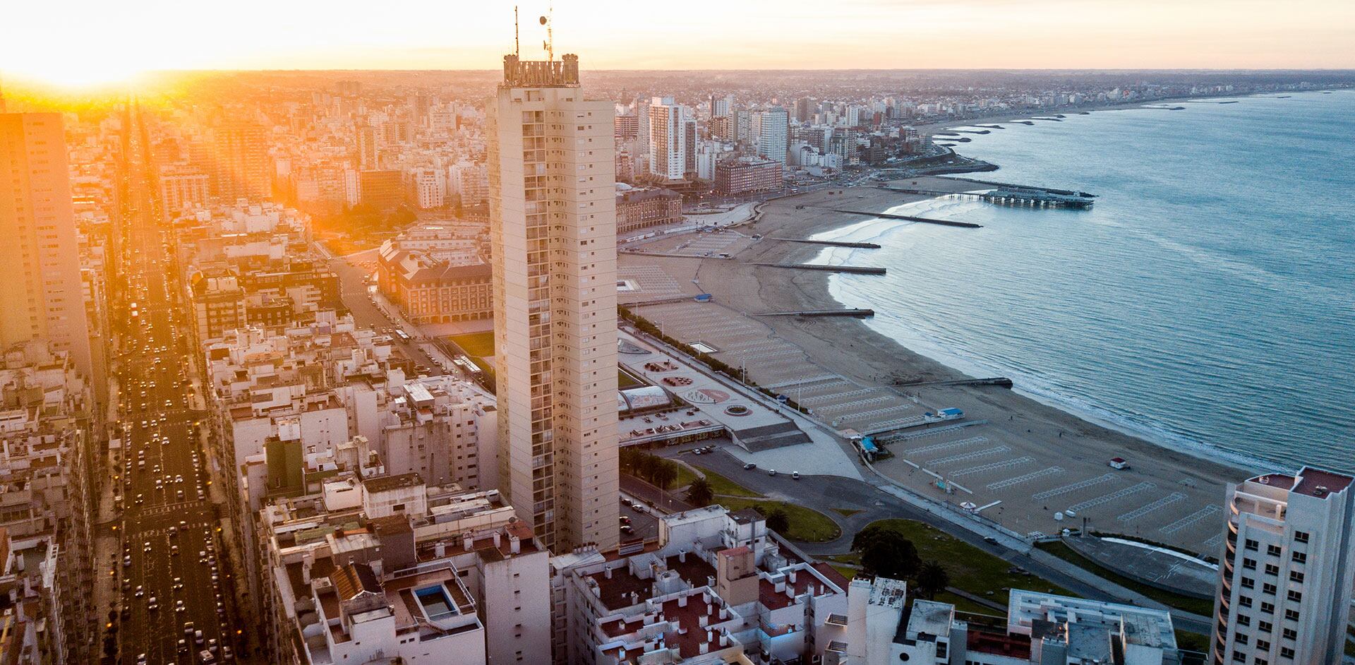 El edificio mide 125 metros de altura y tiene 39 pisos, siete departamentos por planta. Es el más alto de la ciudad y fue, tras su construcción, el segundo más alto del país (Christian Heit)