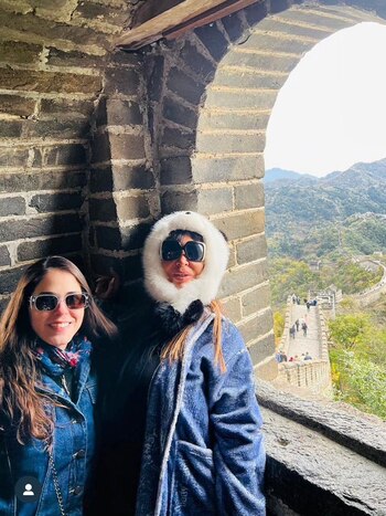 Moria junto a una fanática en la Muralla China