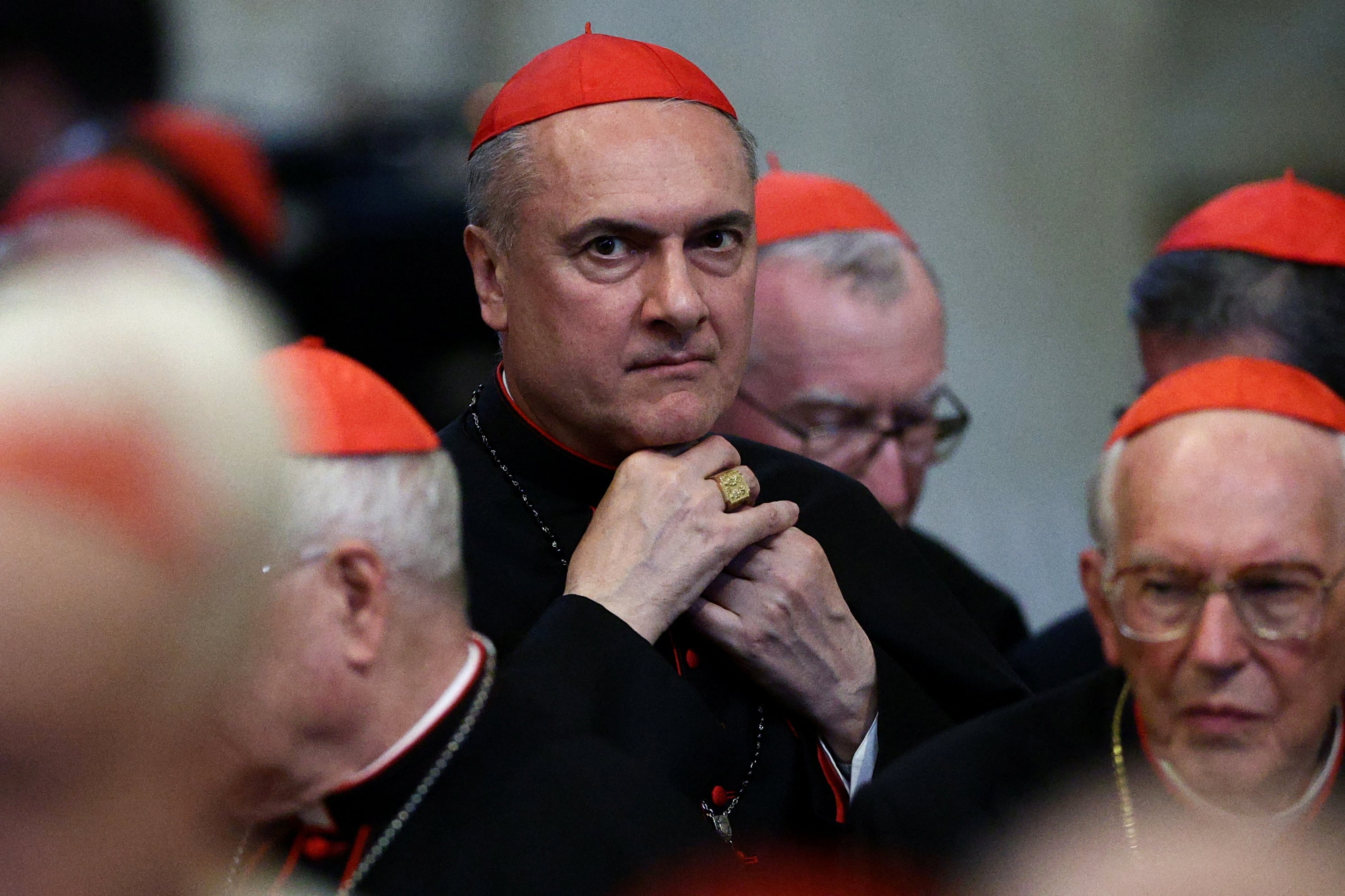 El cardenal Mauro Gambetti llega para asistir a las oraciones de vísperas tras visitar la tumba del difunto papa Francisco en la Basílica de Santa María la Mayor (Santa Maria Maggiore), en Roma, Italia, el 27 de abril de 2025. (REUTERS/Guglielmo Mangiapane)