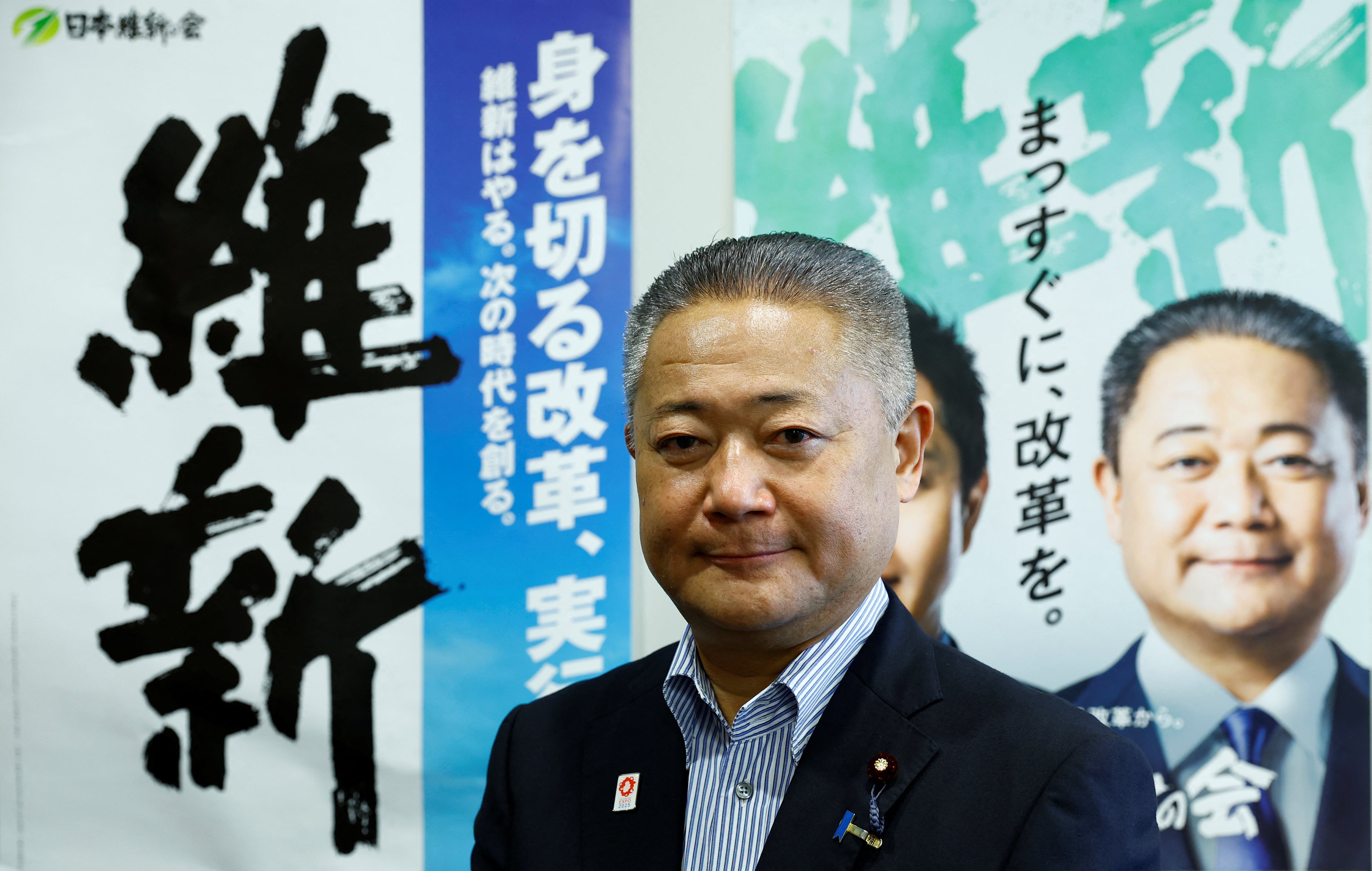 El ex líder del Partido de la Innovación de Japón, Nobuyuki Baba, posa frente a los carteles de campaña del partido en Tokio, Japón, el 28 de junio de 2023 (REUTERS/Kim Kyung-Hoon)