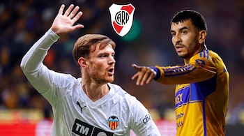 Dos jugadores de fútbol con camisetas del Valencia y Tigres, el primero con la mano levantada y el segundo señalando, bajo un escudo de River Plate.