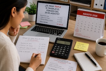 Una persona revisa en una computadora y apuntes el cálculo de un pago triple junto a un calendario marcado en el 30 de agosto
