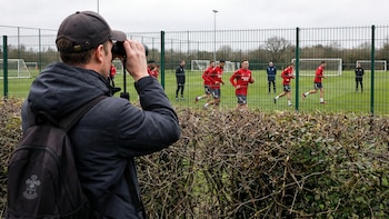 Denuncia por espionaje y escándalo en Inglaterra: el duro castigo que podría recibir un equipo por infringir la Ley Bielsa