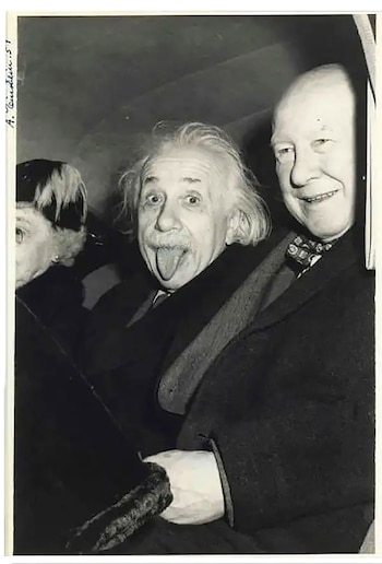 Albert Einstein sacando la lengua