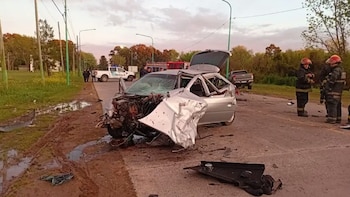 Video: perdió el control de su auto, cruzó al carril contrario y chocó de frente con una camioneta