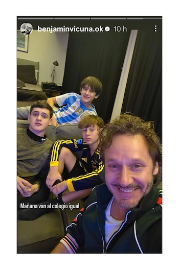 Benjamín Vicuña y sus hijos viendo el partido de la Selección Argentina
