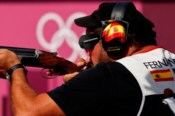 El español Alberto Fernández Muñoz compite en la modalidad de Foso masculino de tiro olímpico durante los Juegos Olímpicos 2020, este miércoles en el Campo de Tiro de Asaka en Tokio (Japón). EFE/ Miguel Gutiérrez