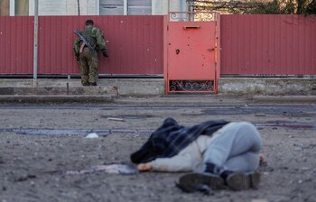 Un miembro del servicio mira