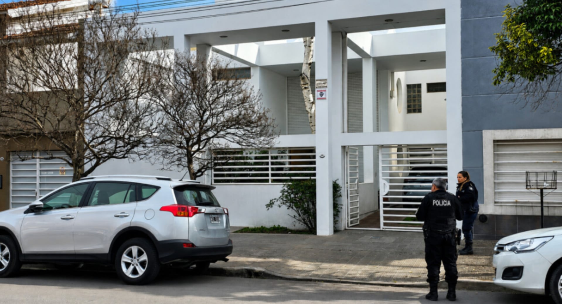 Efectivos policiales custodian una residencia en Bahía Blanca tras una entradera que afectó a una mujer (La Brújula24)