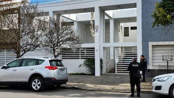 Violenta entradera en Bahía Blanca: golpearon a una jubilada y se llevaron dólares, joyas y armas