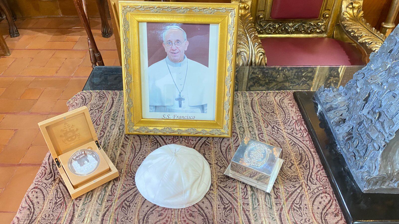 Los objetos en cuestión son un solideo y una medalla conmemorativa. Ambos fueron entregados por el papa Francisco durante su visita pastoral a México en 2016. (@ArquidiocesisMx)