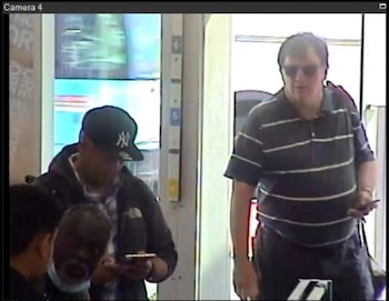 Un hombre descrito en una solicitud de libertad bajo fianza como Rex A. Heuermann, sospechoso del asesinato de Gilgo Beach, aparece en una imagen fija de un video de vigilancia de una tienda de teléfonos celulares en el distrito de Manhattan, Nueva York, EE. UU., el 19 de mayo de 2023. Tribunal del Condado de Suffolk/Imagen cedida a través de REUTERS