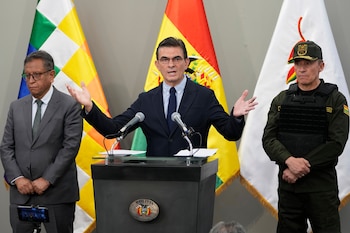 El presidente boliviano Rodrigo Paz flanqueado por el ministro de Gobierno, Marco Antonio Oviedo, a la izquierda, y el comandante general de la Policía Nacional, Mirko Sokol, durante una conferencia de prensa en La Paz, Bolivia. Archivo. (AP Foto/Juan Karita)