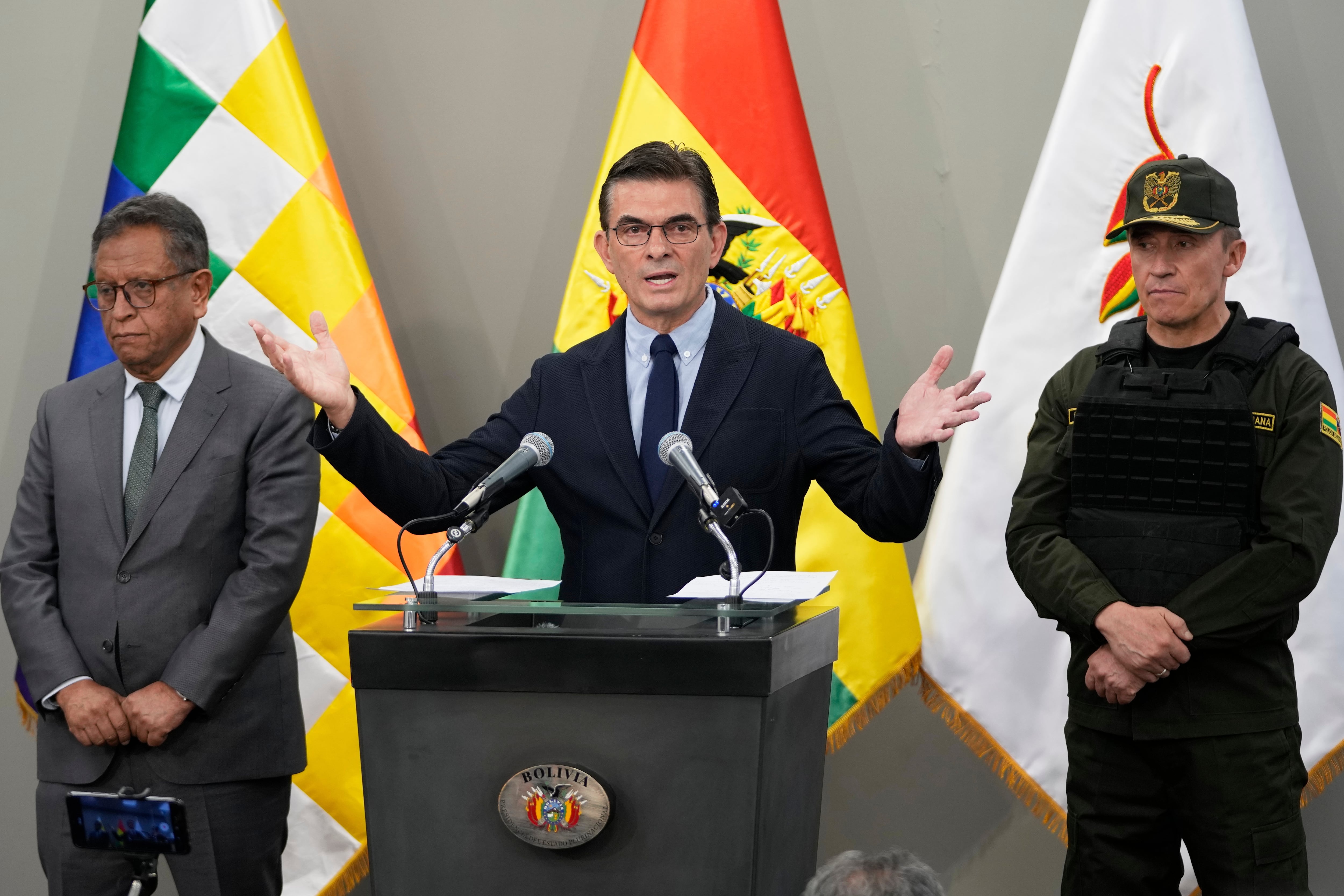 El presidente boliviano Rodrigo Paz, flanqueado por el ministro Marco Antonio Oviedo y el entonces comandante general de la Policía Nacional, Mirko Sokol, durante una conferencia de prensa sobre la captura del presunto narctotraficante Sebastián Marset. 13 de marzo de 2026. (AP Foto/Juan Karita)