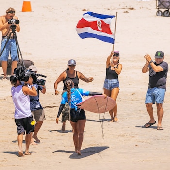 La costarricense logró la primera victoria de una representante nacional en el Tour Mundial de Longboard de la Liga Mundial de Surf tras avanzar a octavos de final en el US Open.