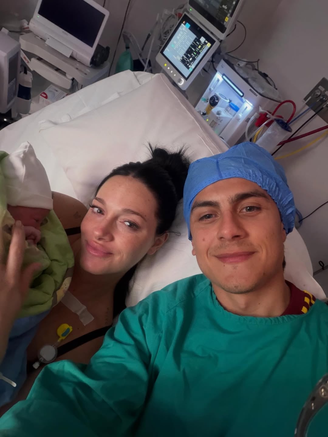 La recién nacida Gia junto con sus padres, Oriana Sabatini y Paulo Dybala