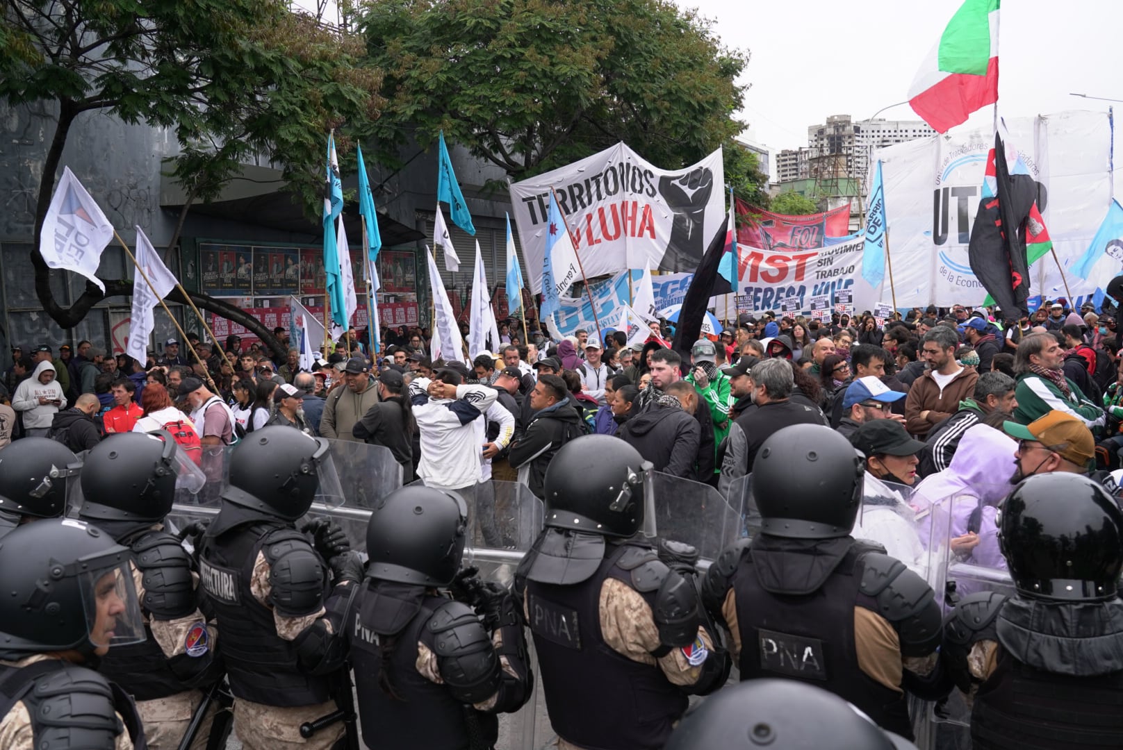 Volvieron los cortes al Puente Pueyrredón, en rechazo al recorte de planes sociales. Foto: RSFotos