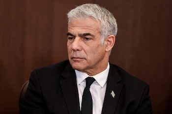 Yair Lapid, dijo que “es imposible permanecer indiferente ante las espantosas imágenes” de la presunta masacre de civiles, lo que tachó como “crimen de guerra”. Menahem Kahana/Pool via REUTERS