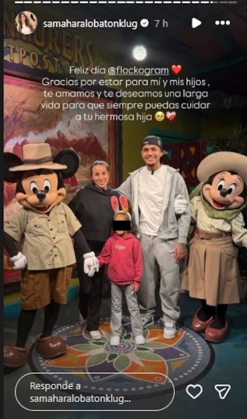 Samahara Lobatón, Youna y una niña posan con personajes de Mickey Mouse y Minnie Mouse en un fondo temático de parque