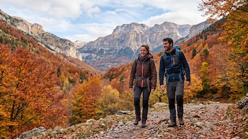 Siete rutas de senderismo en Barcelona para conectar con la naturaleza este otoño: de Montserrat al Montseny