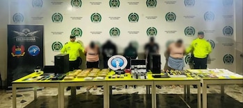 Las autoridades investigan el alcance de la organización, que ofrecía supuestos trámites migratorios hacia Estados Unidos a ciudadanos de siete países-crédito @PoliciaColombia/X