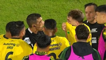 El tenso cara a cara entre un jugador de Defensa y Justicia y el árbitro Andrés Merlos: “Hubo falta de respeto e insultos”