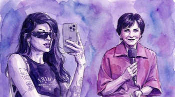 Ilustración acuarela en tonos violetas y azules que muestra a Cazzu con gafas de sol y un teléfono, junto a Pati Chapoy sonriendo con un micrófono.