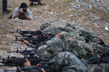 Un periodista toma fotografías de los marines surcoreanos que participan en el ejercicio de desembarco anfibio conjunto de los cuerpos de marines de Estados Unidos y Corea del Sur, denominado «Ssangyong», en Pohang (Corea del Sur), el 2 de septiembre de 2024 (REUTERS/Kim Hong-Ji)