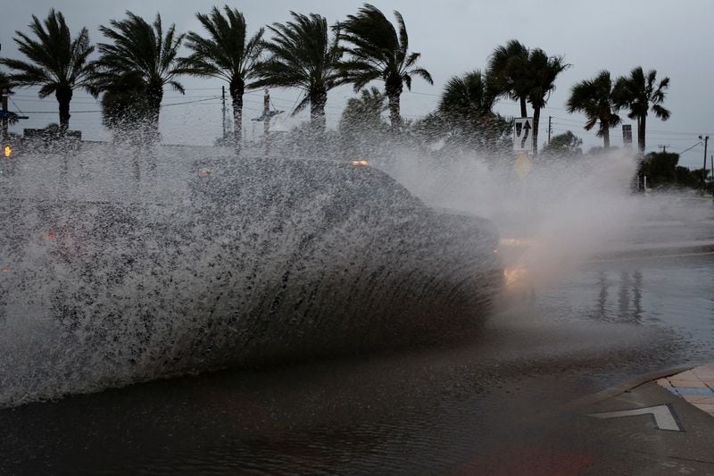 Las bandas de lluvia más intensas pueden generar inundaciones repentinas localizadas en zonas bajas y áreas con drenaje deficiente (REUTERS/Marco Bello)