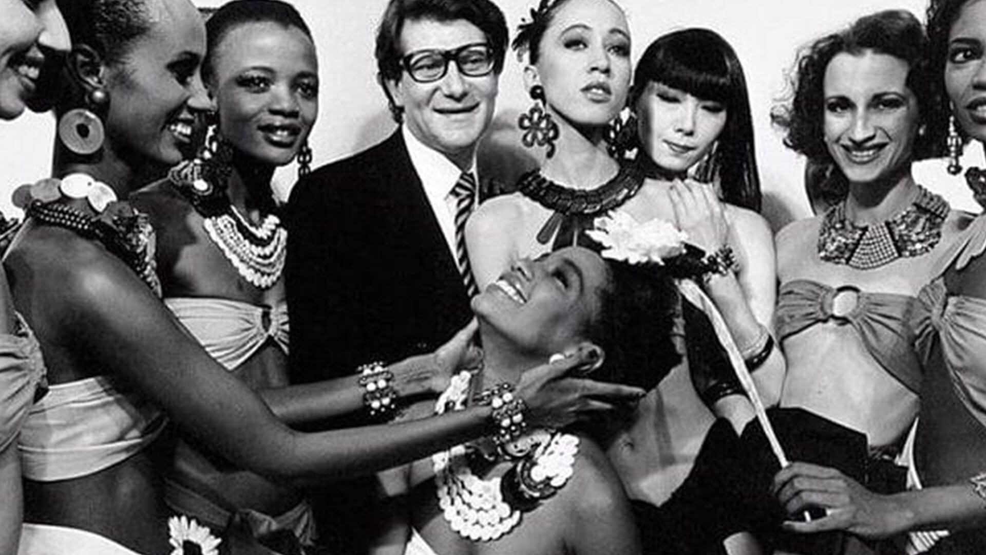 Yves Saint Laurent: el creador del esmoquin femenino y la inclusión en la moda