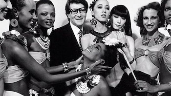 Yves Saint Laurent, el diseñador que rompió las reglas: el esmoquin femenino como símbolo de poder y una nueva idea de belleza