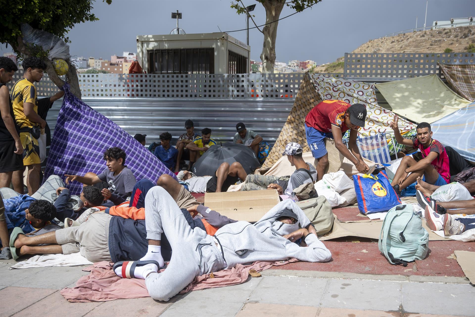 La Policía interviene en Ceuta con disparos al aire para contener a las personas migrantes que querían acceder al recinto de Loma Colmenar. (Europa Press)