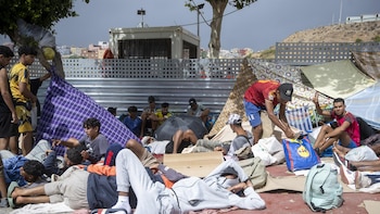 La Policía interviene con disparos al aire para contener a los migrantes que quieren acceder a Loma Colmenar (Ceuta)