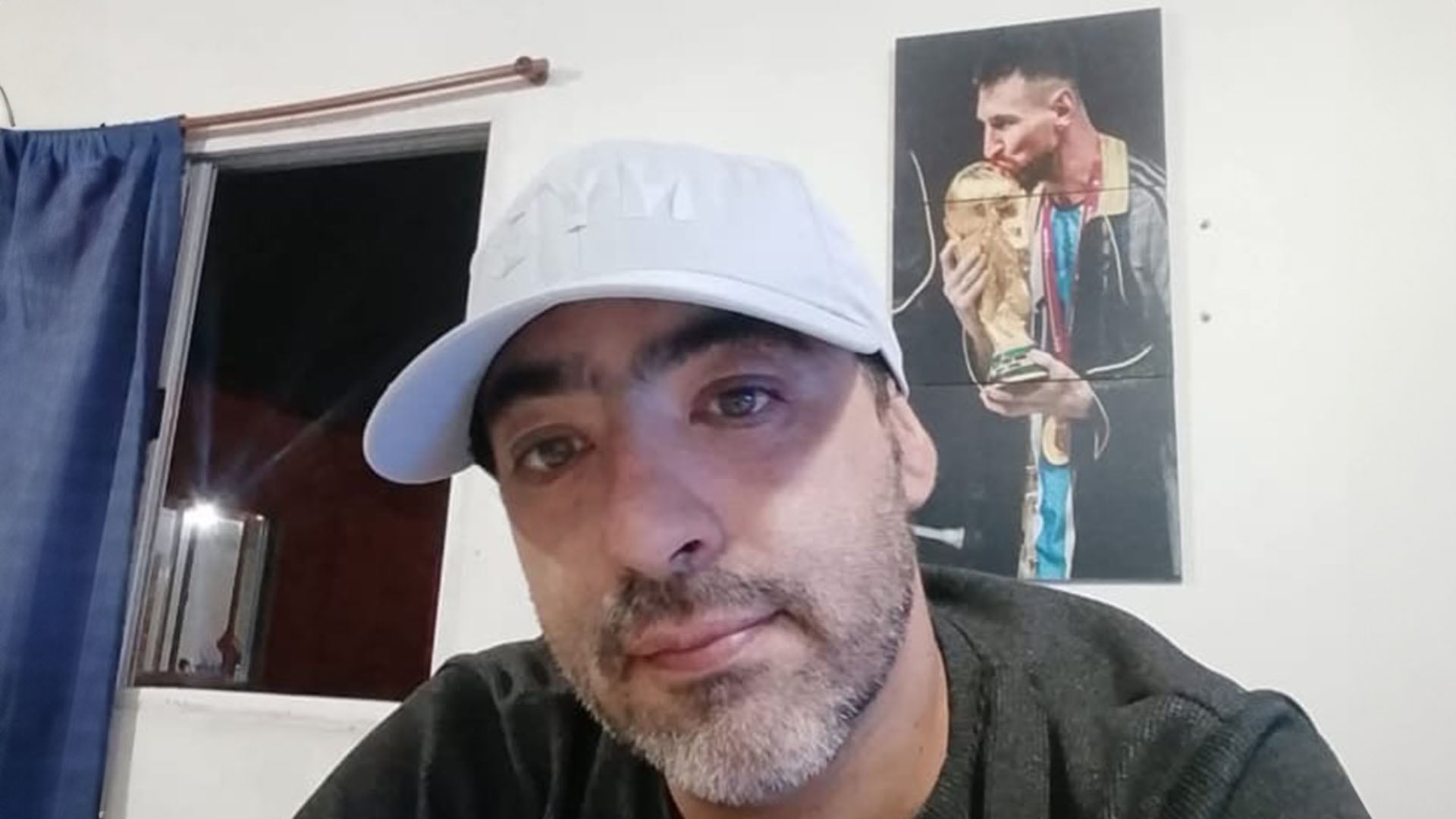 Lucas Galván, la víctima, en foto de sus redes sociales. Detrás. Messi en Qatar 2022