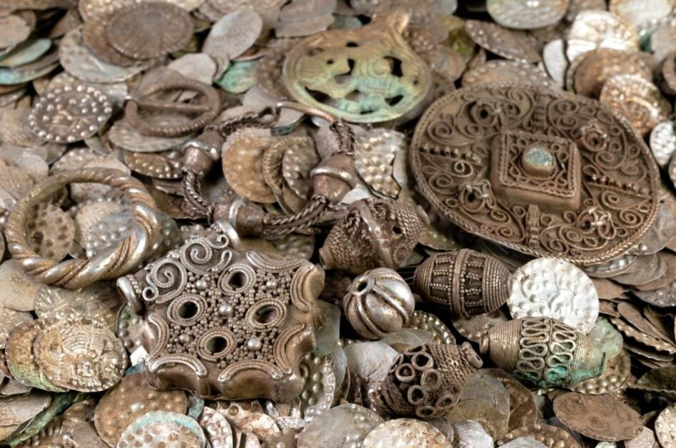Hallan más de 20 mil monedas que reescriben la historia medieval de Suecia