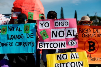 Ciudadanos protestan en contra del uso del bitcóin como forma de pago, en San Salvador (El Salvador). (EFE/Rodrigo Sura)