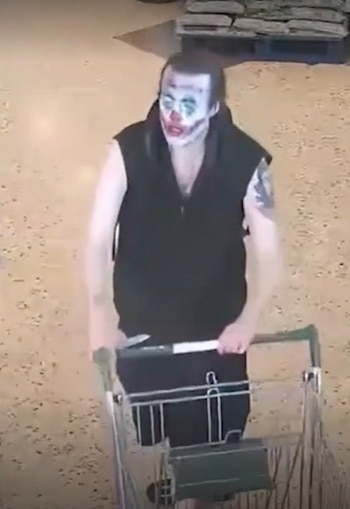 Peter Braithwaite recibió una condena de 40 meses de prisión por asaltar un supermercado Morrisons con el rostro pintado como el Joker (Captura de video)