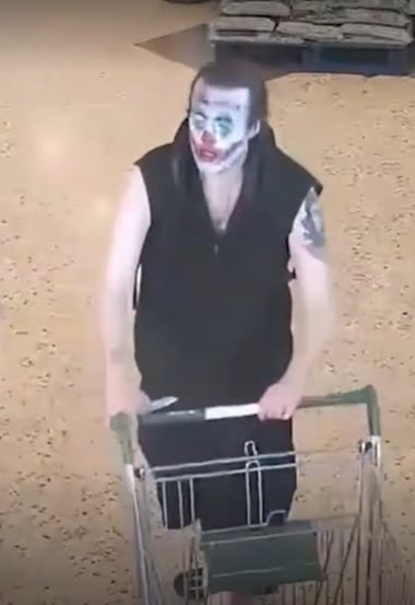Peter Braithwaite recibió una condena de 40 meses de prisión por asaltar un supermercado Morrisons con el rostro pintado como el Joker (Captura de video)